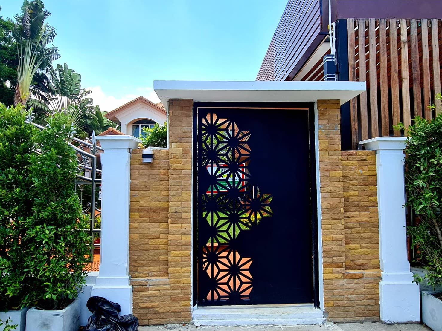 ฉลุลายบนประตู ฉลุลายบนประตู